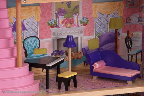 Woonkamer met piano en sofa.