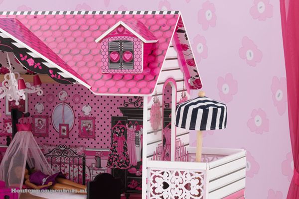 Leuk balkon met parasol.