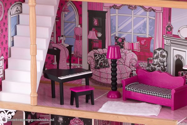 Woonkamer met piano en zitje.