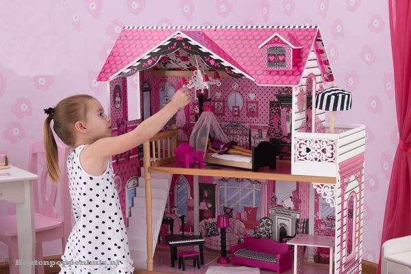 Houten poppenhuis voor jaren speelplezier.