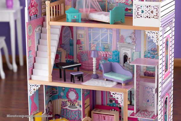 Woonkamer met liften trap.