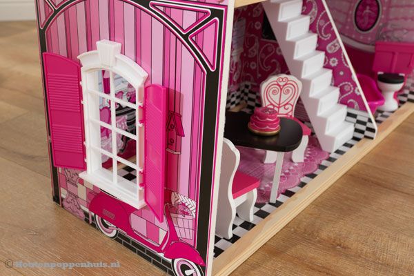 Het poppenhuis is meer dan 1,2 meter hoog.