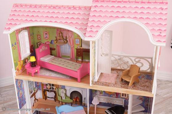 Ruime kamers met poppenmeubeltjes.