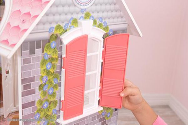 De roze luiken kunnen open en dicht.