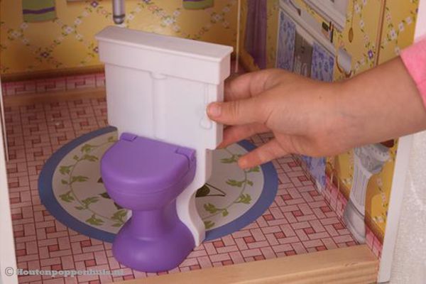 De toilet maakt een spoelgeluid.