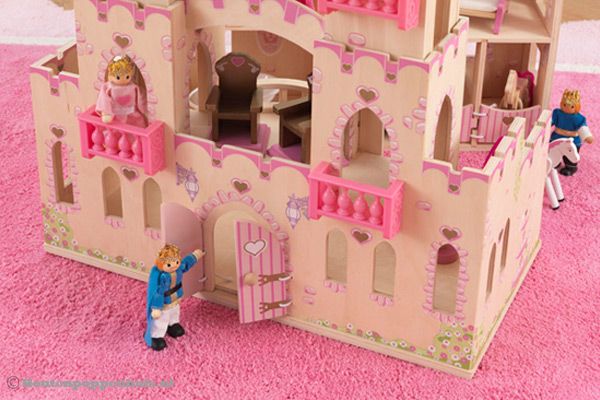 Ruim poppenhuis met accessoires.