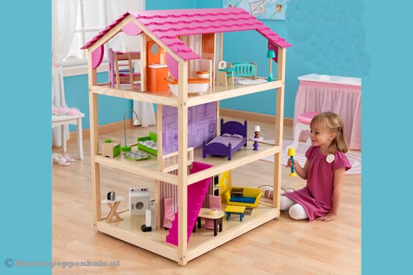 Het houten poppenhuis rolt op wieltjes.