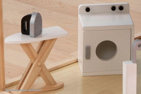 Wassen en strijken in je eigen houten poppenhuis.