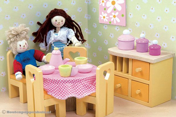 Wordt geleverd exclusief poppen.