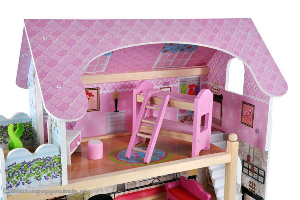 Slaapkamer met roze stapelbed.
