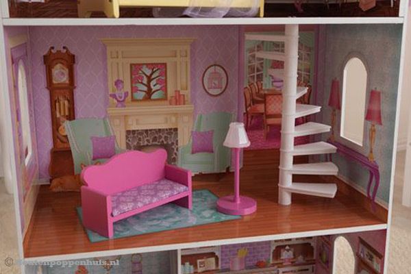 Ruime woonkamer met wenteltrap.