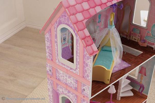 Roze huis met meerdere etages.