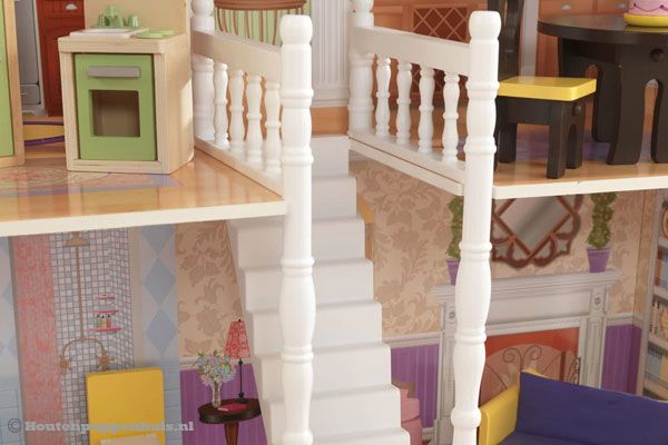 Stijlvolle witte trap naar de 1ste verdieping.