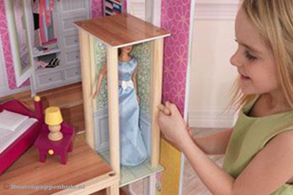 De vorstelijke villa beschikt over een lift.