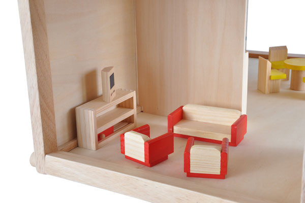 De huiskamer met bankstel en televisie.